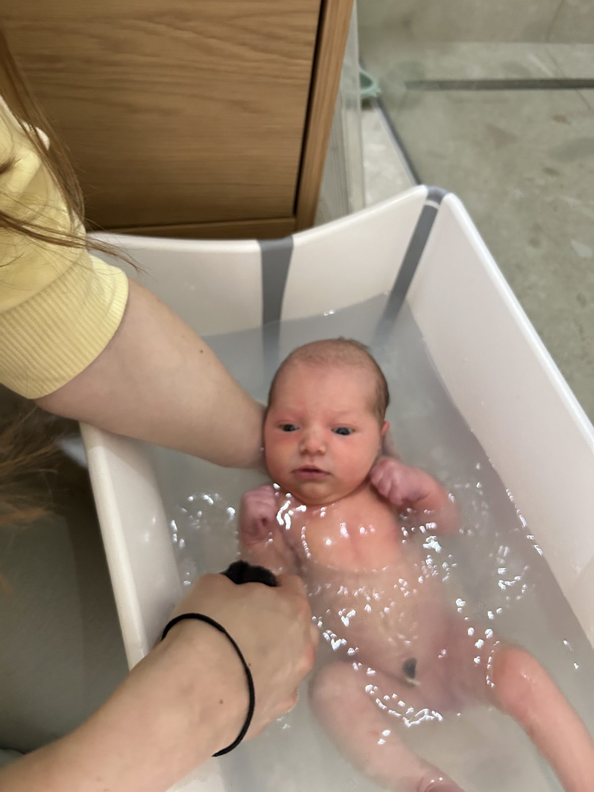 Pasgeboren baby in een badje