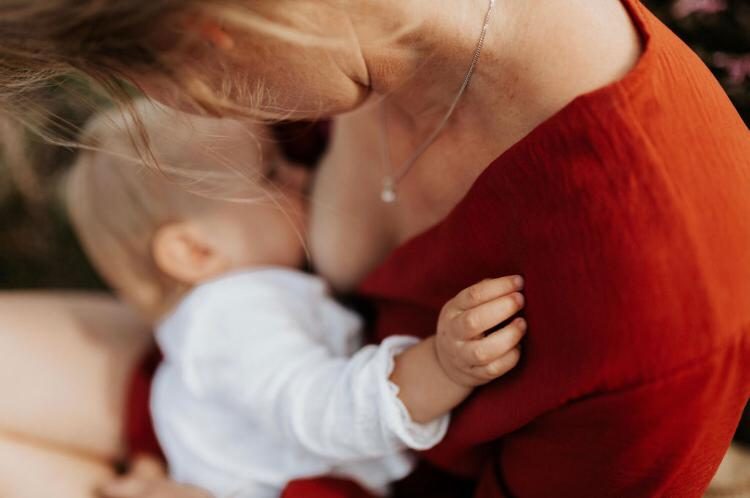 Baby aan de borst, close-up