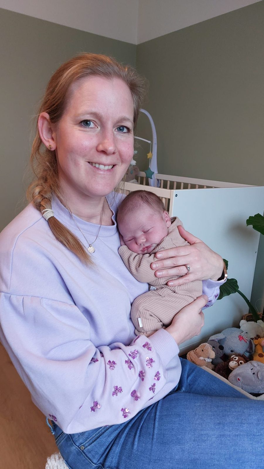 Vroedvrouw Loes met een pasgeboren baby in haar armen