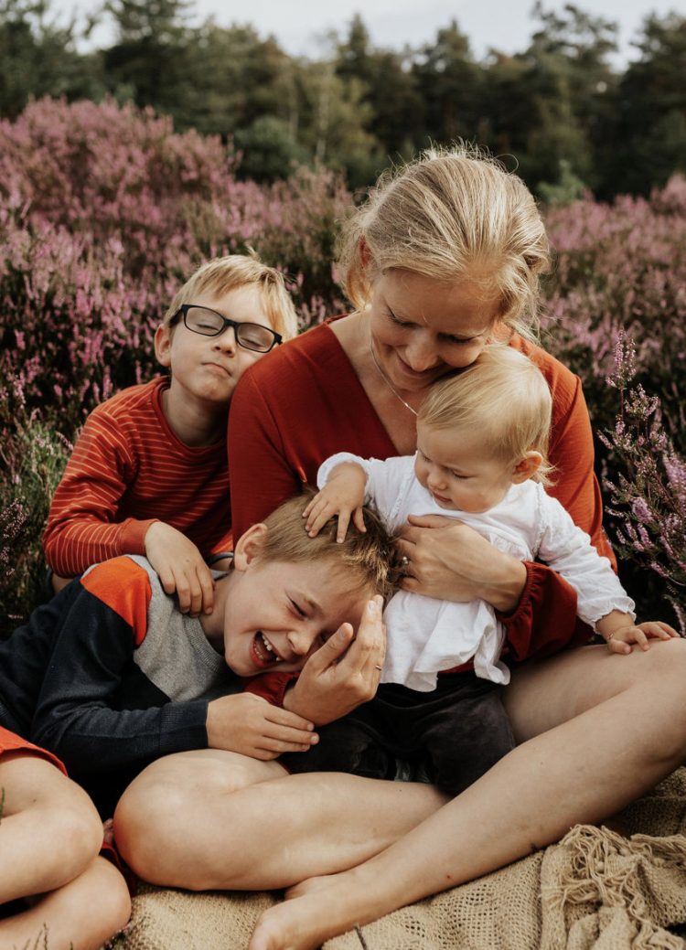 Mama met haar drie kinderen in de heide