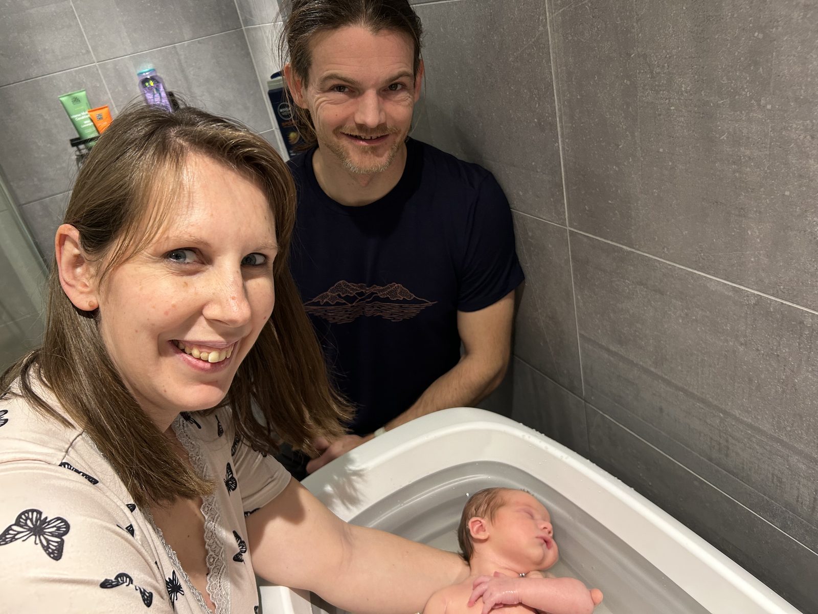 Ouders geven hun baby een badje